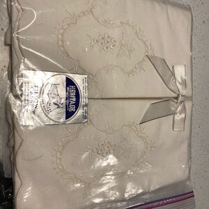 NEW VINTAGE Heritage Lace white embroidery cutwork embellished pillowcase set